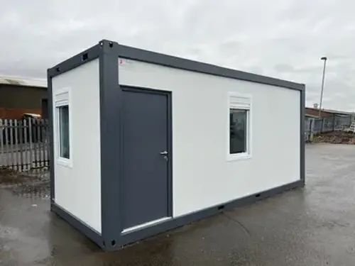 Oficina estándar con baño y dos ventanas - Imagen 2