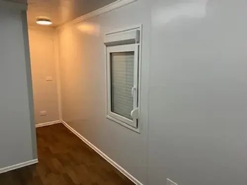 Oficina estándar con baño y dos ventanas - Imagen 5