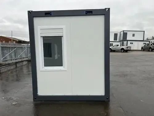 Oficina estándar con baño y dos ventanas - Imagen 8