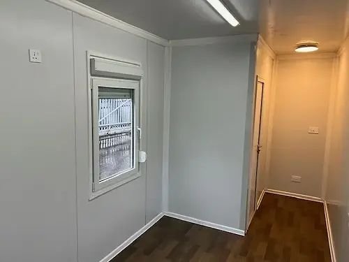 Oficina estándar con baño y dos ventanas - Imagen 3